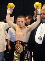 Kobori TKOs Alfaro in 3rd for WBA lightweight title