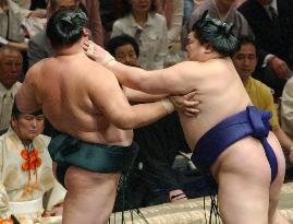 Hokutoriki leads summer sumo tournament