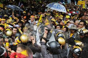 Protestors renew attempts to unseat Thai government