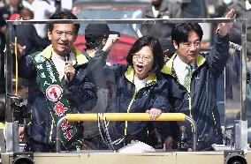 Presidential candidates take to streets in Taiwan's Tainan
