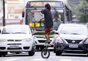 Boy unicyclist entertains irritated drivers