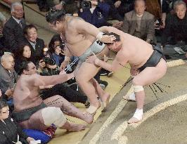 Sumo: Mongolian yokozuna off to winning start at New Year tourney