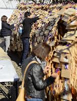 College entrance exam takers visit Tokyo shrine