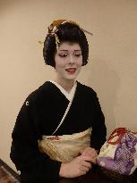 American aspires to fulfill childhood dream as geisha in Japan