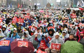 S. Koreans divided over impeached president in 2 rallies