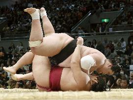 Sumo: Terunofuji chases yokozuna Kisenosato at spring sumo