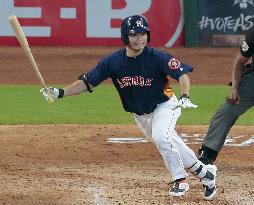 Aoki tallies 2,000 career hits