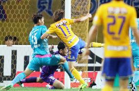 Soccer: Ishihara double boosts Sendai's J-League survival chances
