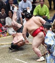 Sumo: Onosho upsets Harumafuji, remains perfect at Autumn tourney