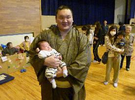 Hakuho visits evacuation center in Fukushima