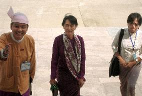 Suu Kyi takes parliamentary oath