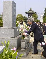 (1)Koizumi visits tomb of former Prime Minister Fukuda