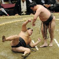 Hakuho extends winning streak to 55 bouts