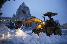 Heavy snow blankets eastern Japan