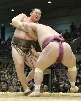 Yokozuna Hakuho defeated on 1st day of spring sumo