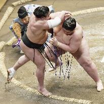 Yokozuna Harumafuji suffers 1st loss at 3rd day of summer sumo