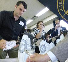 Sake section of int'l wine contest held in Kobe