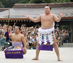 Sumo: Yokozuna Hakuho performs ring-entering ritual