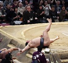 Sumo: Kisenosato's 4th consecutive loss