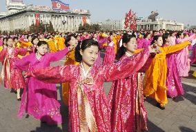 North Koreans mark leader's birthday with festivities (3)