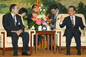 Japanese business leader Okuda meets with Chinese premier