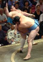 Kotooshu keeps clean slate with win at Autumn sumo