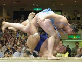 Kotooshu keeps winning streak alive at Autumn sumo