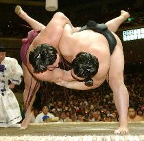 Yokozuna Asashoryu beats Hakuho