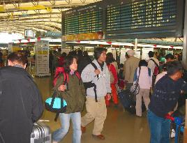 (2)Holiday makers leave Japan for travel abroad