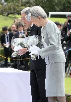 Emperor, empress lay flowers for Japanese WWII dead in Philippines