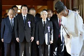 Group of lawmakers visits Yasukuni