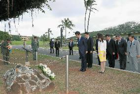 Abe tours military graves ahead of Pearl Harbor visit