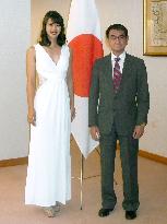 Miss Universe Japan meets Japanese foreign minister