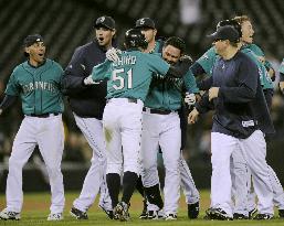 Mariners beat Blue Jays in walk-off win