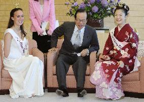 Cherry blossom queens pay courtesy call on Fukuda