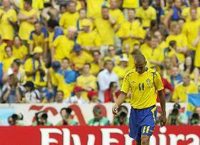 Germany beat 10-man Sweden 2-0 to advance to quarterfinals