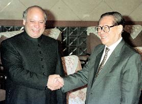 Pakistan's premier meets Chinese president
