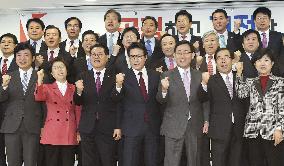 S. Korea's ruling party breaks up with anti-Park group's departure