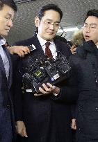 Samsung leader summoned for questioning over corruption scandal