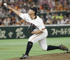 Baseball: Free agent Yamaguchi makes splash in Giants debut