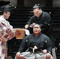 Sumo: retirement rite for Takanoiwa