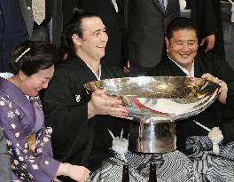 Kotooshu wins 1st Emperor's Cup with 14-1 record at summer sumo