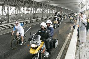 (4)Runners relay Olympic torch in Tokyo