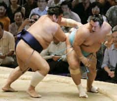 Kotomitsuki wins for flawless record at Nagoya sumo