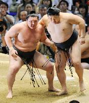 Hakuho, Ama share lead at Nagoya basho