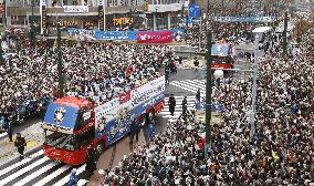 Baseball: Sapporo celebrates Fighters with victory parade