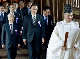 Group of lawmakers visit war-linked Yasukuni Shrine