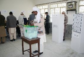 Pakistani voters cast ballots in general election