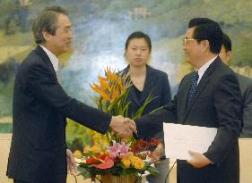 Japan's LDP leader Ibuki hands Hu letter from Fukuda