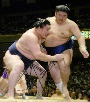 Hakuho zeroes in on summer title as Asashoryu crashes